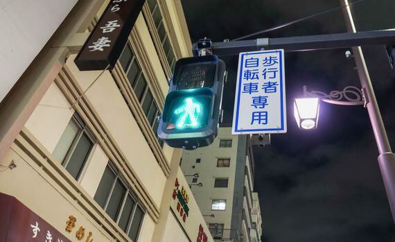 japan-walk-sign-light-green