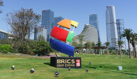brics-sculpture