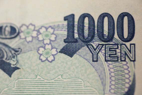 close-up-on-1000-yen-banknote